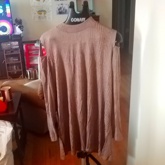 Signature Collection Metallic Bronze Cold Shoulder Top 2X - Picture 1 of 7